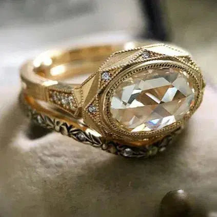 Round Ring with Crystal Inlays in Vintage Gold